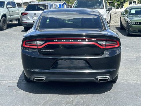 Used 2017 Dodge Charger SE RWD image 5