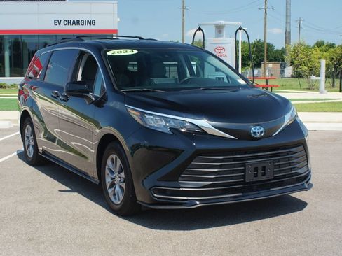 Used 2024 Toyota Sienna LE FWD image 2