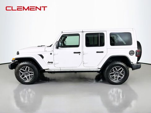 Used 2025 Jeep Wrangler Unlimited Sahara AWD/4WD image 5