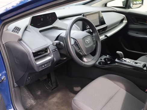 Certified 2025 Toyota Prius LE FWD image 27