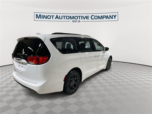 Certified 2019 Chrysler Pacifica Touring-L w/ S Appearance Package image 8