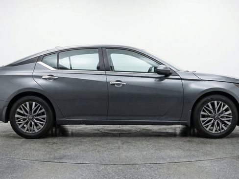 Used 2025 Nissan Altima 2.5 SV image 11