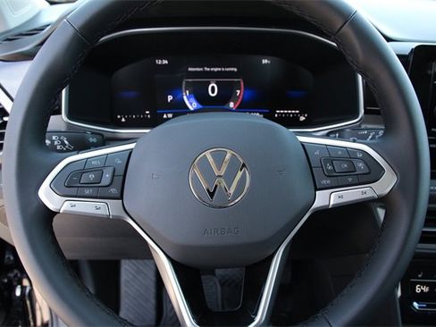 New 2026 Volkswagen Taos SE image 18