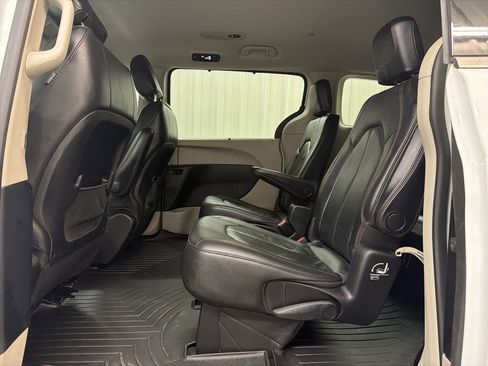 Used 2020 Chrysler Pacifica Touring-L image 28