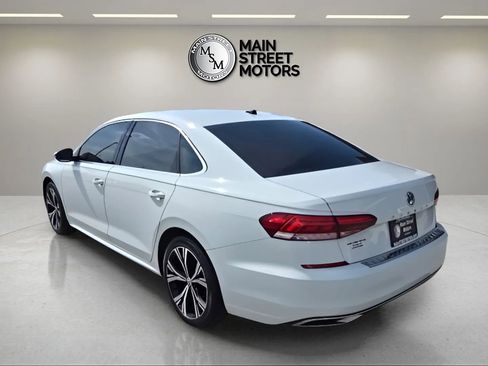 Used 2021 Volkswagen Passat 2.0T SE FWD image 3