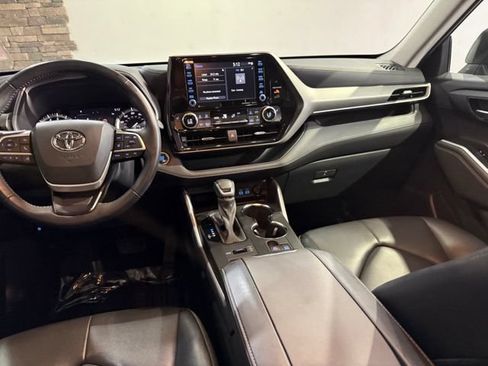 Used 2022 Toyota Highlander XLE AWD/4WD image 24
