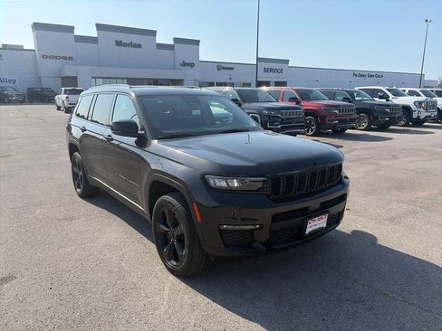 Used 2023 Jeep Grand Cherokee L Limited w/ Black Appearance Package AWD/4WD image 8