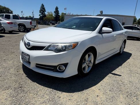 Used 2014 Toyota Camry SE FWD image 1