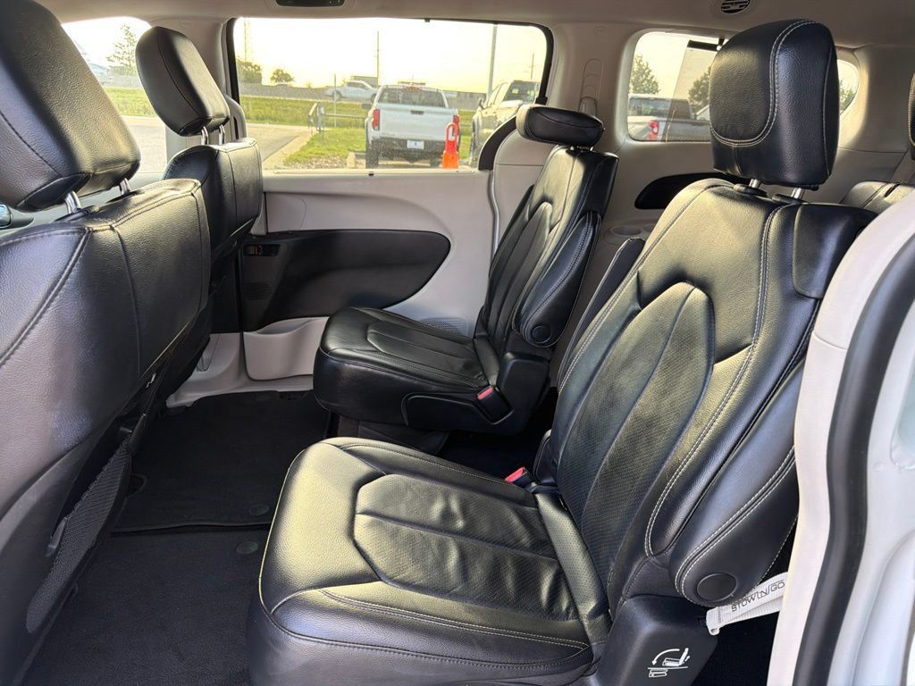 Used 2022 Chrysler Pacifica Touring-L FWD image 15