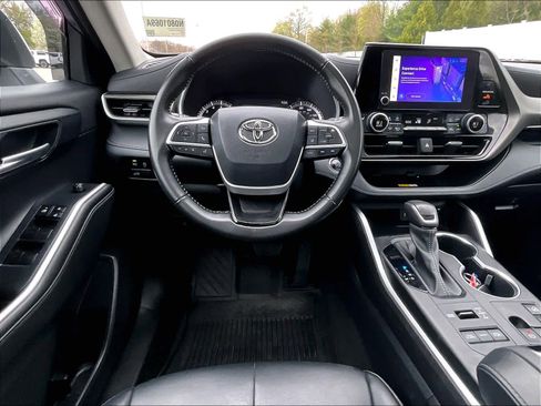Used 2023 Toyota Highlander XLE image 18