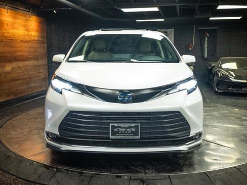 Used 2023 Toyota Sienna XLE w/ XLE Plus Package FWD image 4