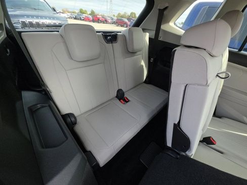 Used 2022 Volkswagen Tiguan SE image 9