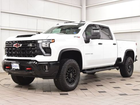 Used 2024 Chevrolet Silverado 2500 ZR2 w/ Technology Package AWD/4WD image 3