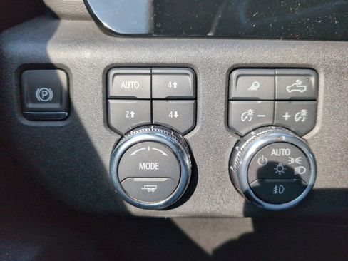 Used 2025 GMC Sierra 2500 SLE w/ SLE Value Package; image 16