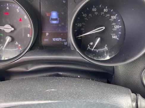 Used 2019 Toyota C-HR XLE image 6