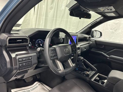 Used 2025 Toyota 4Runner SR5 AWD/4WD image 15