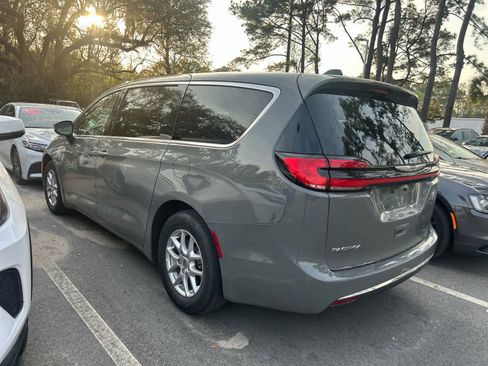 Used 2023 Chrysler Pacifica Touring-L image 5