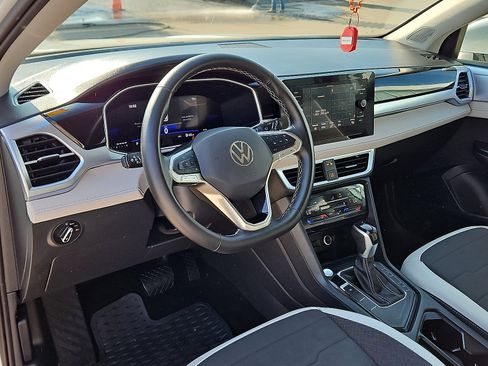 Certified 2025 Volkswagen Taos SE image 11