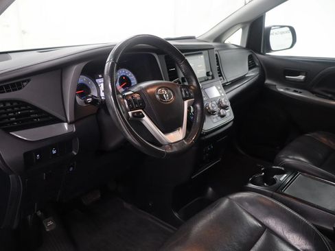 Used 2017 Toyota Sienna SE Premium FWD image 33