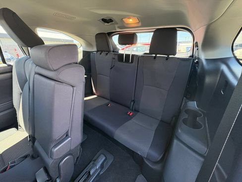 Used 2025 Toyota Highlander LE FWD image 31