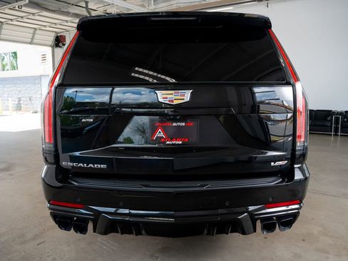 Used 2025 Cadillac Escalade ESV V image 7