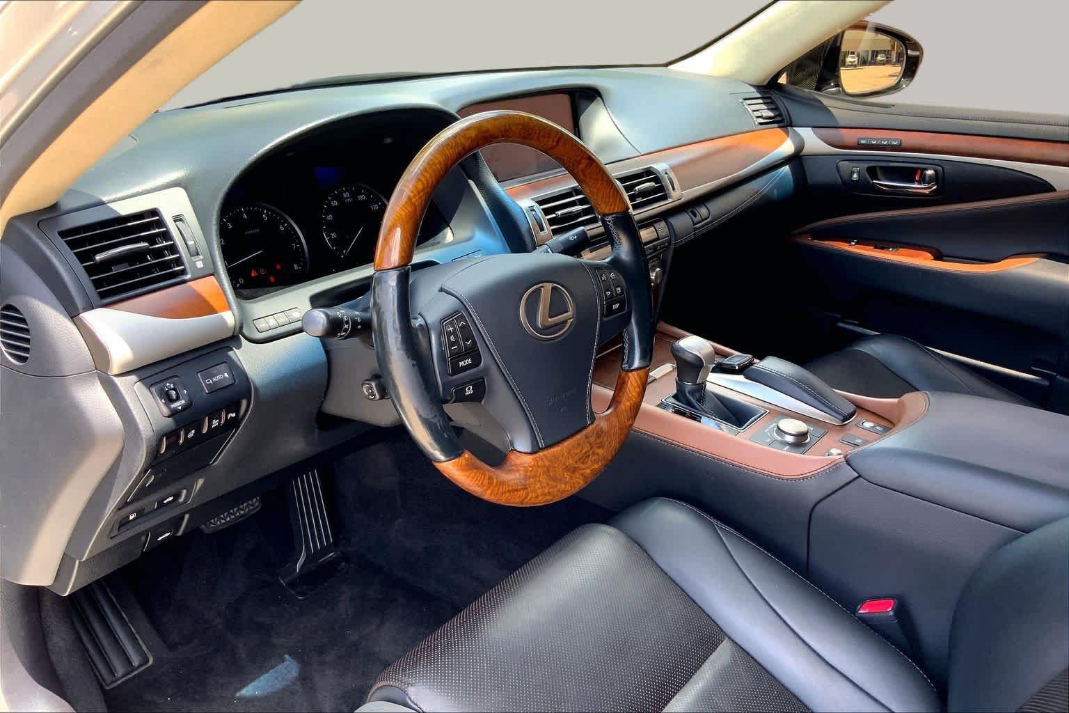 Used 2015 Lexus LS 460 w/ Comfort Package RWD image 18