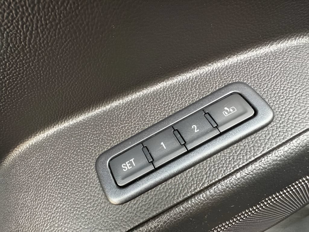 Used 2015 GMC Yukon Denali w/ Touring Package AWD/4WD image 21
