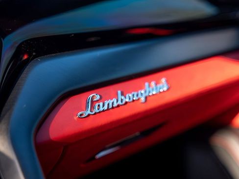 Used 2022 Lamborghini Urus AWD/4WD image 21