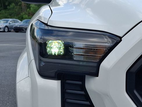 Certified 2024 Toyota Tacoma SR5 AWD/4WD image 9