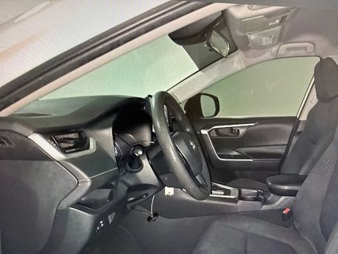 Used 2019 Toyota RAV4 LE FWD image 6