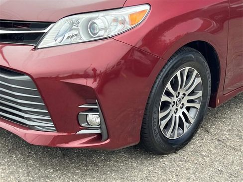 Used 2018 Toyota Sienna XLE image 8