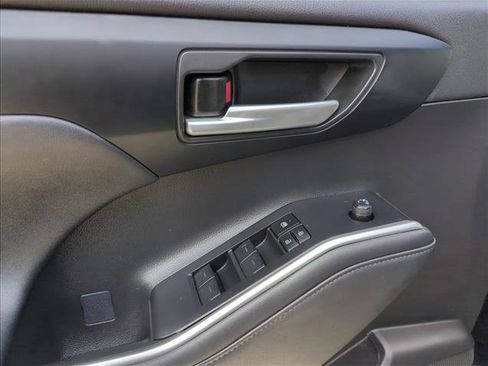 Used 2023 Toyota Highlander XLE FWD image 13