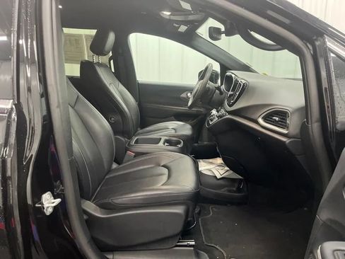 Used 2025 Chrysler Pacifica Select FWD image 10