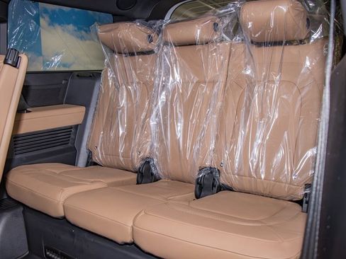 Used 2025 Land Rover Defender 130 X-Dynamic SE image 23