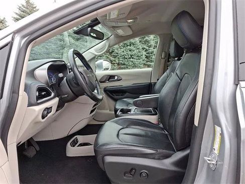 Certified 2021 Chrysler Pacifica Touring-L image 11