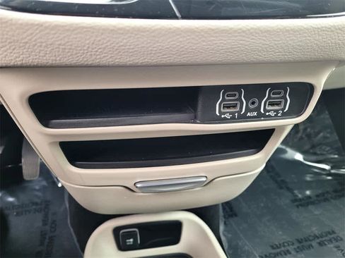 Used 2023 Chrysler Pacifica Touring-L image 17