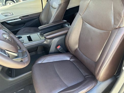 Certified 2023 Toyota Sienna Platinum image 22