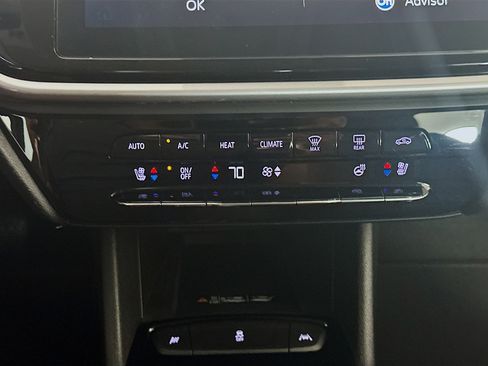 Used 2022 Chevrolet Bolt EUV Premier image 24