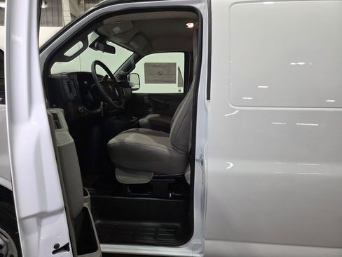 New 2025 Chevrolet Express 3500 Work Van w/ Driver Convenience Package image 18