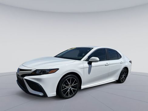 Used 2023 Toyota Camry SE image 1