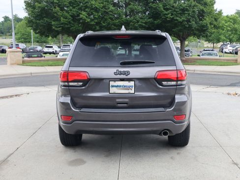 Used 2018 Jeep Grand Cherokee Altitude RWD image 8