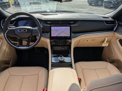 New 2025 Jeep Grand Cherokee Limited w/ Luxury Tech Group II image 26