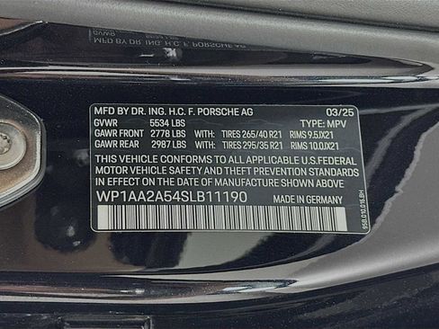 Certified 2025 Porsche Macan image 34