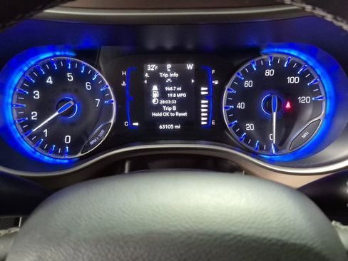 Used 2022 Chrysler Voyager LX image 12