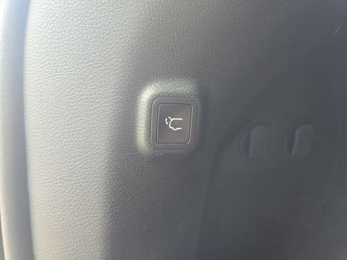 Used 2020 Jeep Cherokee Trailhawk image 16