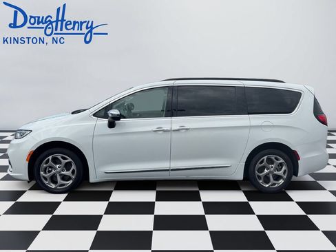 Used 2023 Chrysler Pacifica Limited FWD image 2