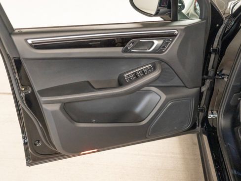 Certified 2020 Porsche Macan AWD/4WD image 16