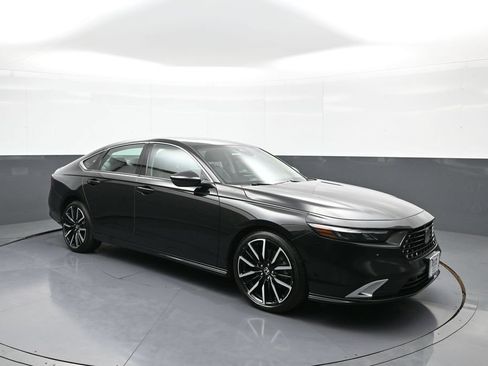 Certified 2025 Honda Accord Touring image 4