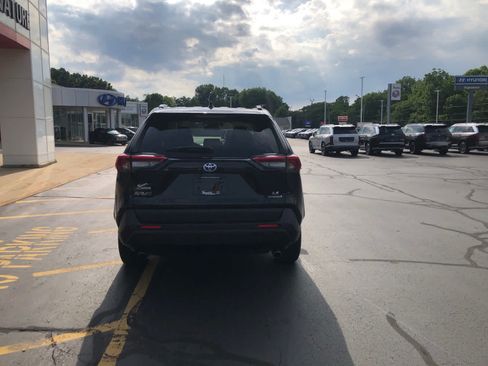 Used 2020 Toyota RAV4 LE AWD/4WD image 6