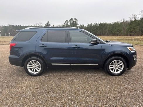 Used 2017 Ford Explorer XLT w/ Equipment Group 202A image 7